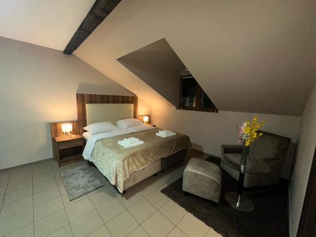 Jp Motel Mali Pariz 보르 외부 사진
